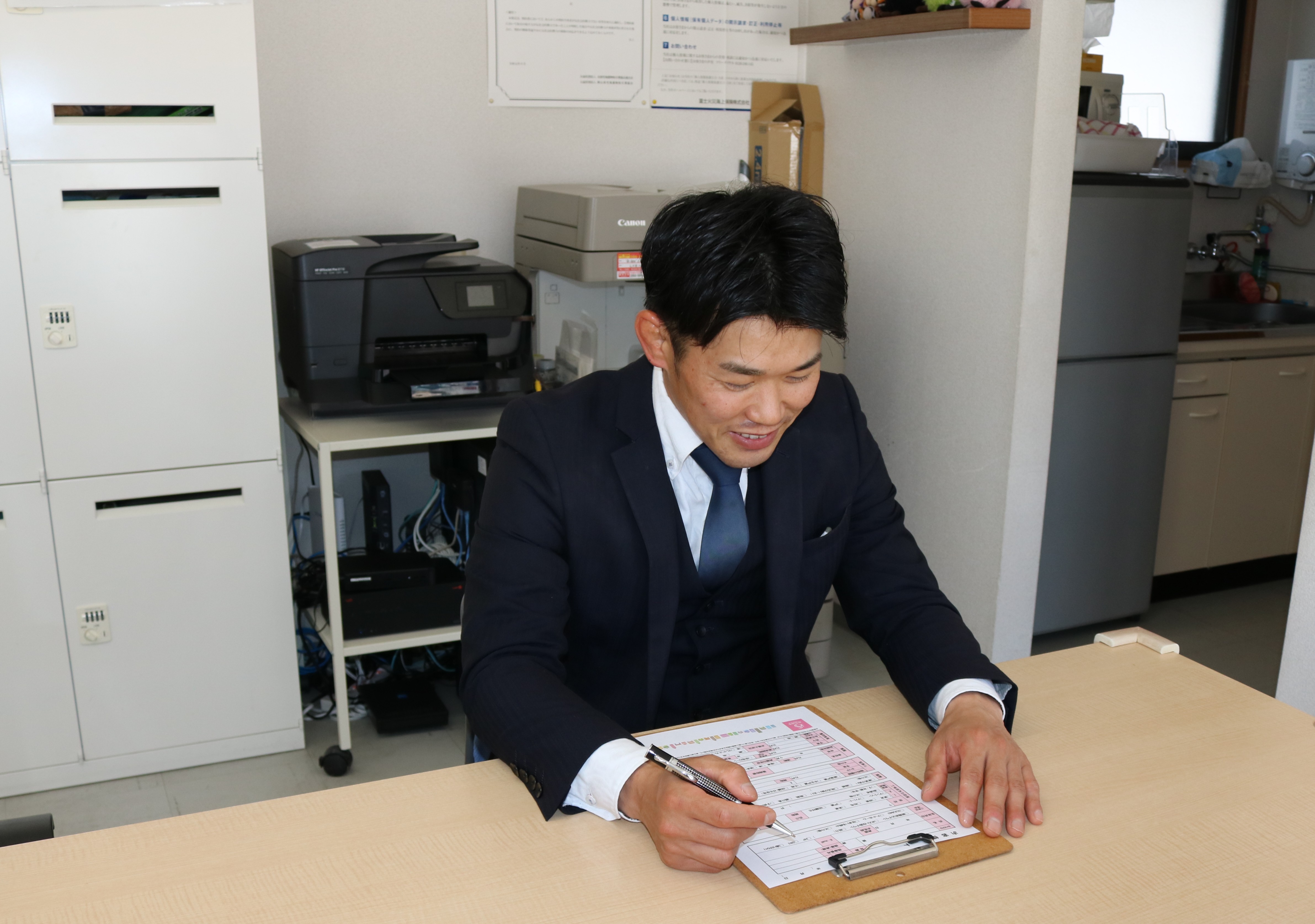 書類にサインするスタッフ